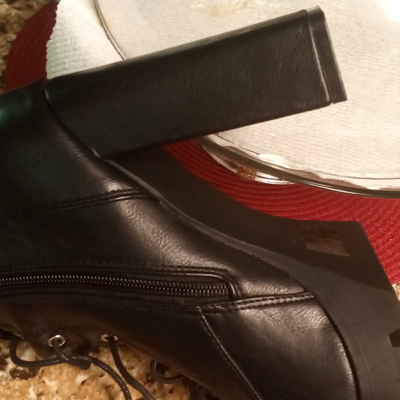 Ankle straps and zippered boots - Picture 2 of 6